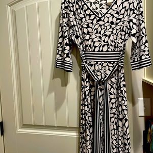 V-neck travel, wrinkle-free material, versatile and comfortable.